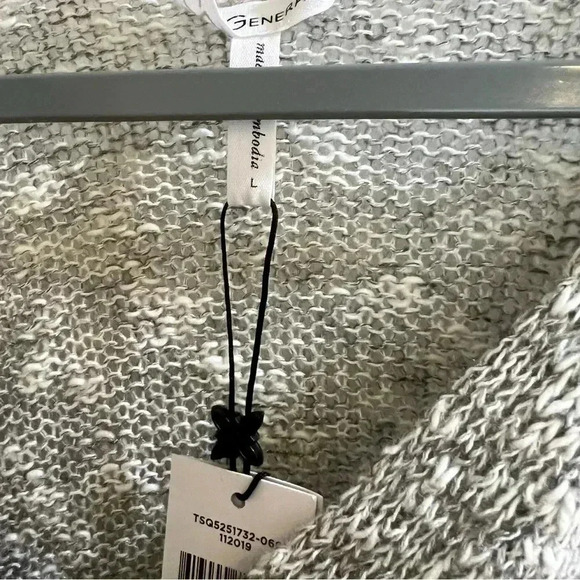 NWT BCBGeneration Women's Grey Twist Hem V-Neck Crop Sweater Size multiple A24 - Picture 3 of 9